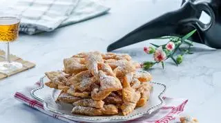 Idealne faworki na Tłusty Czwartek. Przepis od finalisty "MasterChefa"