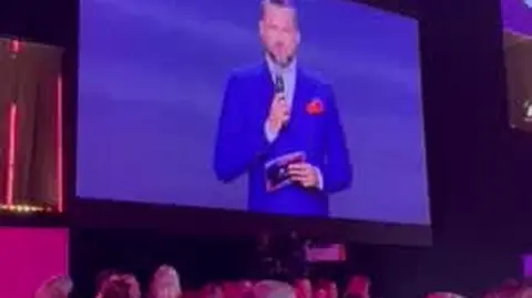 Simon Cowell pogratulował Polakom Sary James