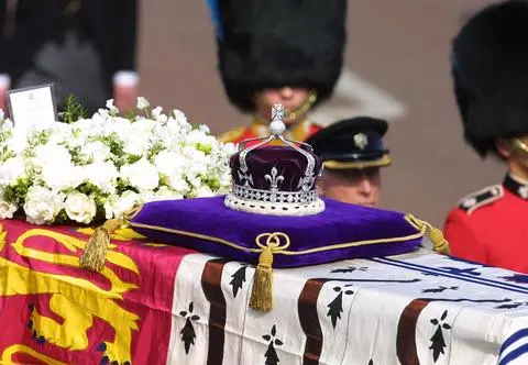 Co znalazło się w trumnie zmarłej monarchini? Imponująca lista 