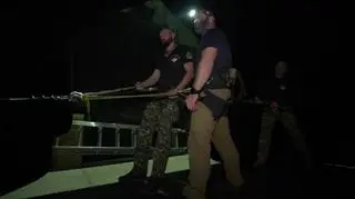 Ekipa alpinistów asekuruje artystkę