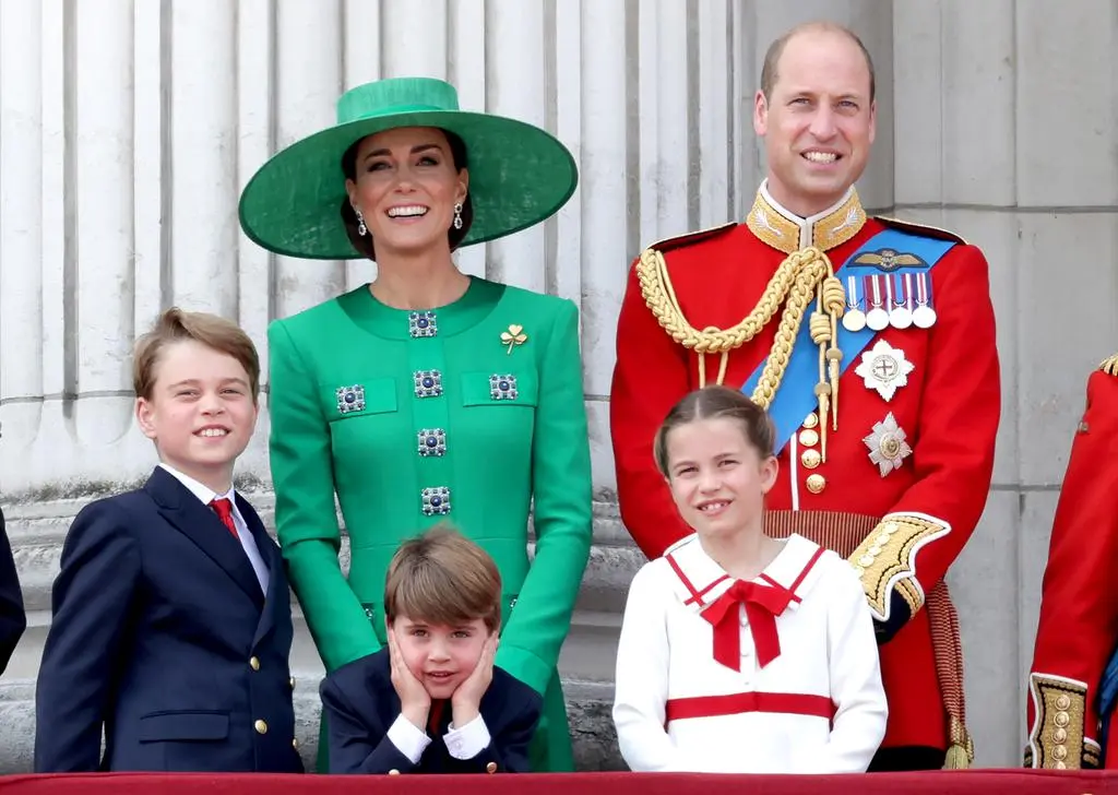 Książę George, księżniczka Charlotte i książę Louis , książę Wiliam, księżna Kate