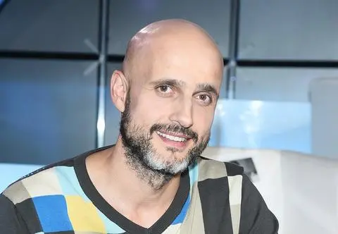 Robert Koszucki pokazał zdjęcie z bratem-bliźniakiem. Odgadniecie, który to aktor?