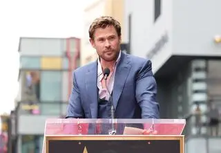 Chris Hemsworth wyróżniony gwiazdą na Hollywood Walk of Fame. Przyjaciele przygotowali mu niespodziankę 