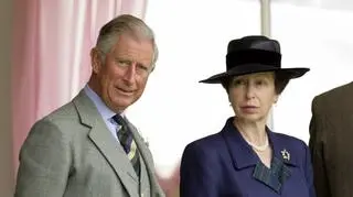 Król Karol i księżniczka Anna na zdjęciu z dzieciństwa. To wiele mówi o ich relacji