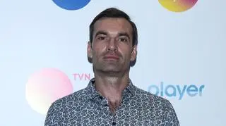 Gwiazdor "BrzydUli" w namiętnym pocałunku. Jego partnerka jest modelką