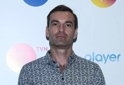 Gwiazdor "BrzydUli" w namiętnym pocałunku. Jego partnerka jest modelką