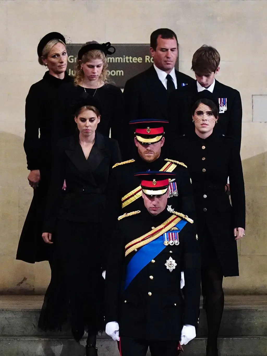 Wnuki Elżbiety II przy trumnie królowej