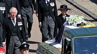 Król Karol III i księżniczka Anna w pochodzie za trumną