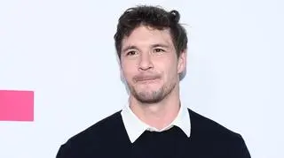 Mikołaj Roznerski pokazał swój nowy dom. Zamieszkał w środku lasu