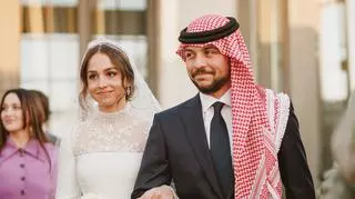 Księżniczka Iman wyszła za mąż. Na zdjęciu jest prowadzona przed ołtarz przez starszego brata i następcę jordańskiego tronu