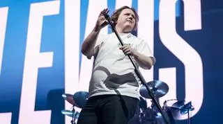 Lewis Capaldi miał trudności z wydobyciem dźwięku podczas koncertu. To koniec jego kariery?
