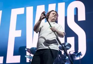 Lewis Capaldi miał trudności z wydobyciem dźwięku podczas koncertu. To koniec jego kariery?