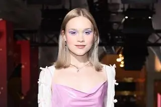 Bryska w blond włosach