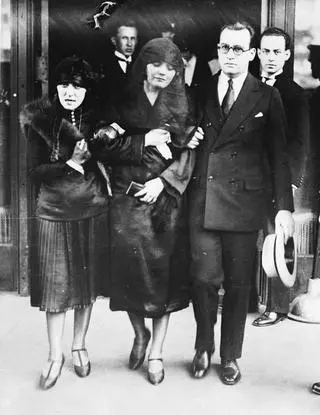 Pola Negri na pogrzebie Rudolpha Valentino