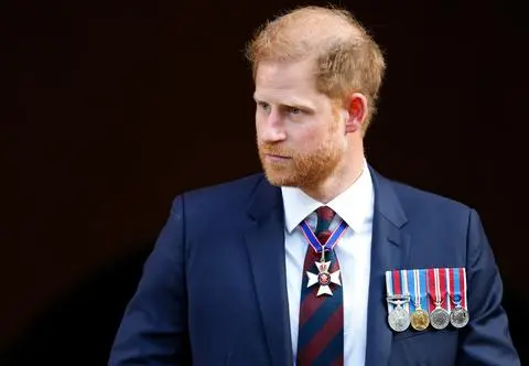Książę Harry przyjechał do Londynu! Spotka się z ojcem? Ekspertka oceniła jego mowę ciała