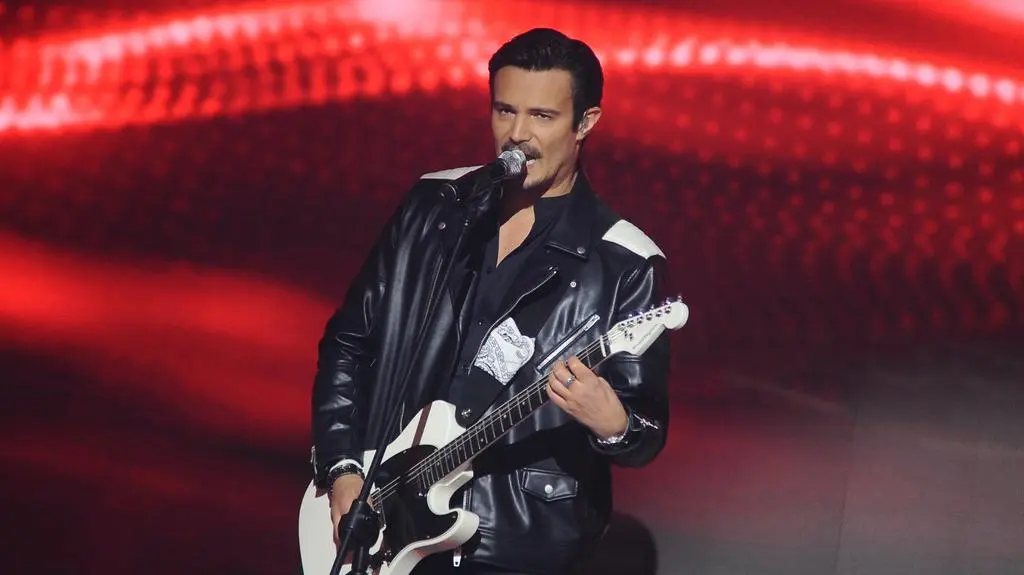 Mikołaj Krawczyk gra i śpiewa w zespole rockowym