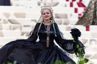 Meta Gala. Madonna w złotej koronie 