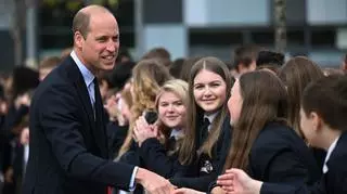 Książę William powrócił do pełnienia obowiązków. Odwiedził szkołę i wspomniał o córce