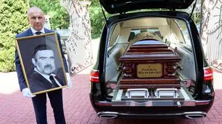 Tak wyglądał pogrzeb Janusza Rewińskiego. Syn aktora zabrał głos. Polały się łzy