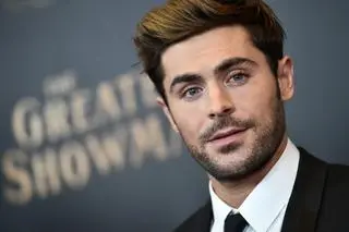 Zac Efron ucina plotki o operacjach plastycznych 
