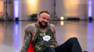 Tarzan zaskoczył nową fryzurą. Zdecydował się na abstrakcyjny wzór i ostre cięcie