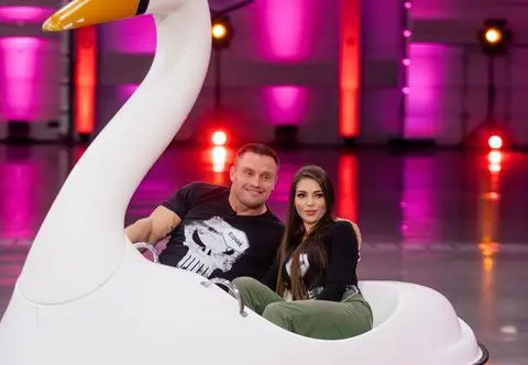 Krzysztof Radzikowski z ukochaną i synem. Uwagę fanów zwróciło jednak... krzesło