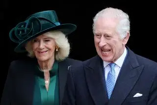 Camilla Parker Bowles i król Karol III zmierzają na wielkanocne nabożeństwo