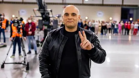 "Gogglebox. Przed telewizorem". Dominik Abus poddał się zabiegom kosmetycznym