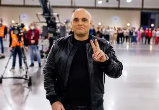 Dominik Abus na zdjęciu z dziećmi. "Strong Ekipa Junior"