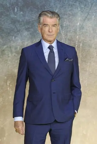 Pierce Brosnan ma długie siwe włosy