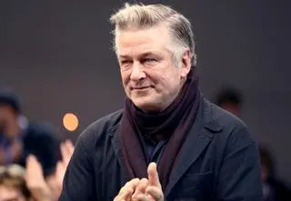 Prokuratura oddaliła zarzut wobec Aleca Baldwina. Nowa treść oskarżenia