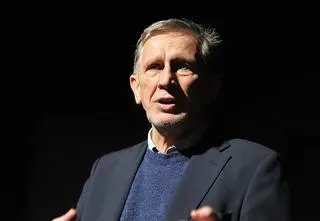 Jan Englert ofiarą oszustów. To kolejna gwiazda, która walczy z procederem