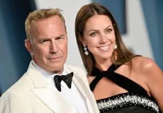 Kevin Costner rozwodzi się i chce eksmitować żonę z rezydencji. Kobieta stawia opór
