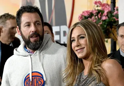Zabawna sprzeczka Jennifer Aniston i Adama Sandlera. Poszło o bluzę