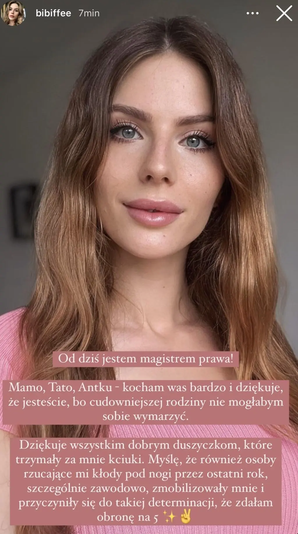 Partnerka Antoniego Królikowskiego została magistrem