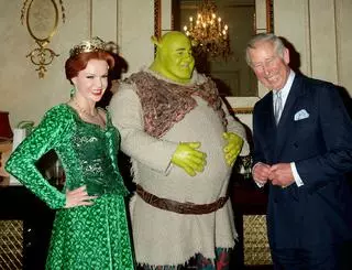 Książę Karol pozuje z bohaterami "Shreka" w 2011 roku