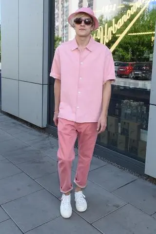 Nikodem Rozbicki w różowej stylizacji