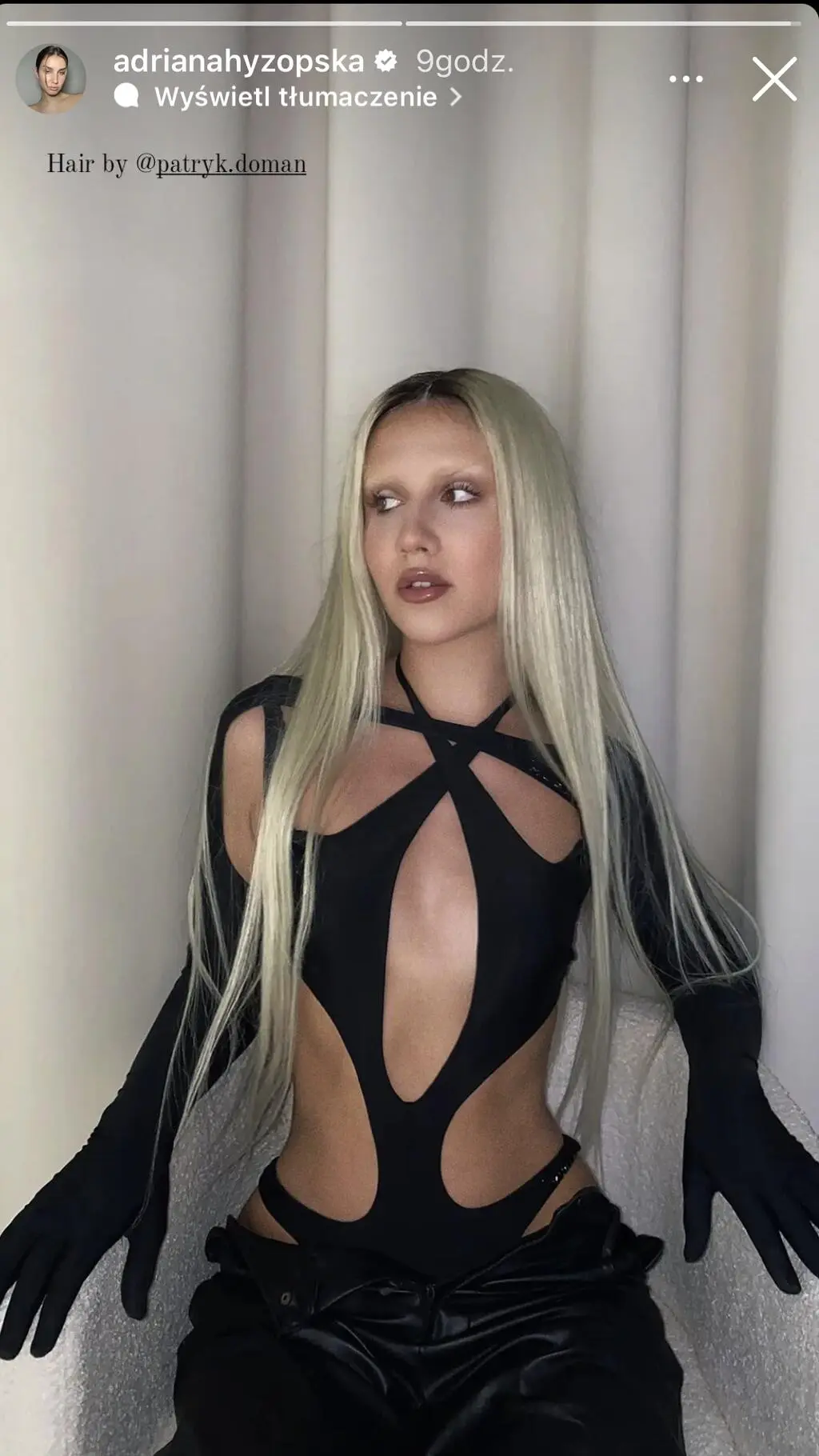 Adriana Hyżopska w długich blond włosach