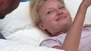 Mikołaj "HP" zbliżył się do Moniki w sypialni. "