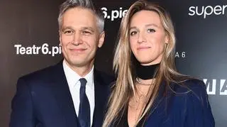 Michał Żebrowski sprząta dom w ubraniach żony. Zabawne nagranie obiegło sieć