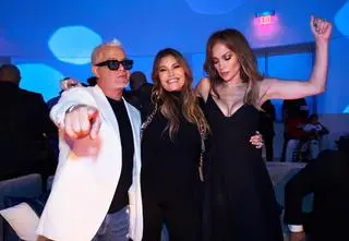 Jennifer Lopez i inne gwiazdy imprezują na pogrzebie milionera. Fani oburzeni