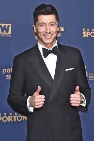 Robert Lewandowski układa włosy córce