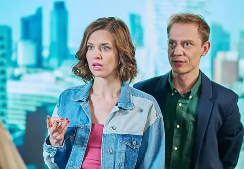"Na Wspólnej", odcinek 3744. Nowy wróg Romy wkracza do telewizji. Czy prawda wyjdzie na jaw?