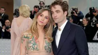 Suki Waterhouse i Robert Pattinson zaręczeni? Na palcu kobiety dostrzeżono wielki diament