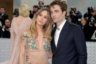 Suki Waterhouse, Robert Pattinson