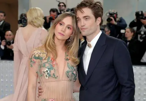 Suki Waterhouse i Robert Pattinson zaręczeni? Na palcu kobiety dostrzeżono wielki diament