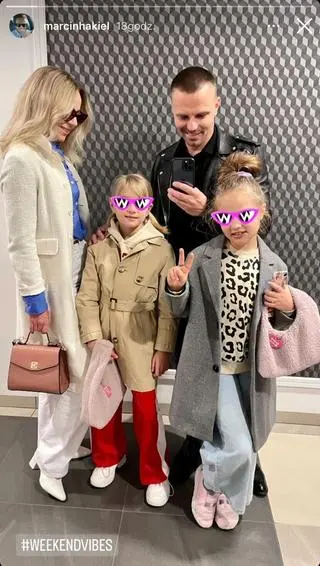 Marcin Hakiel pozuje z partnerką i dziećmi