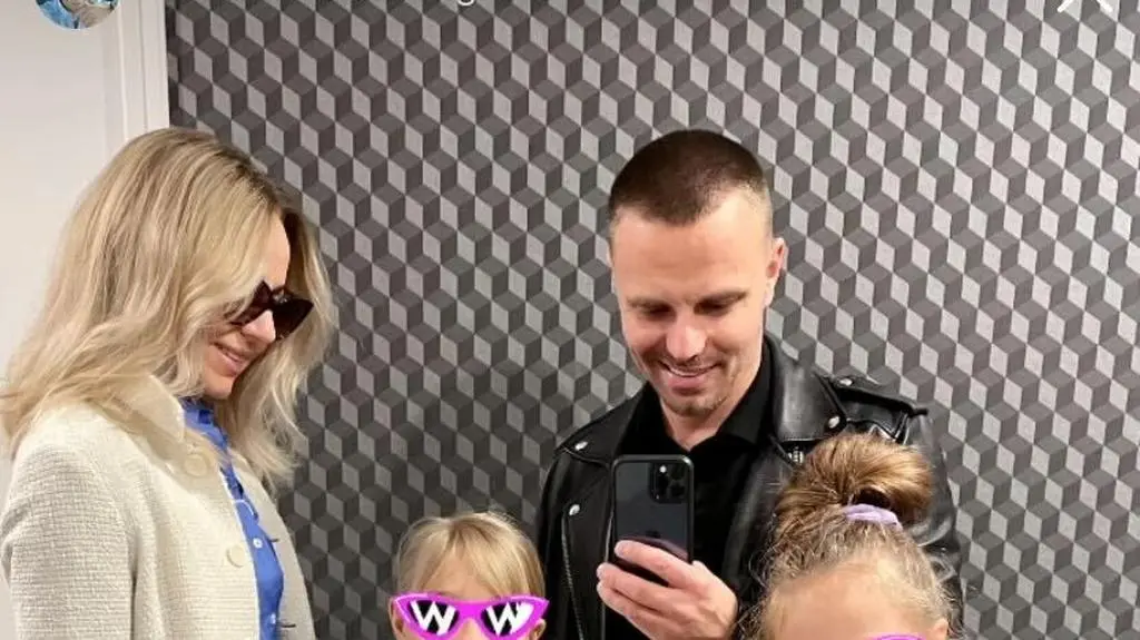 Marcin Hakiel pozuje z partnerką i dziećmi
