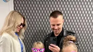 Marcin Hakiel pozuje z partnerką i dziećmi