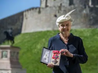 Angela Lansbury z orderem